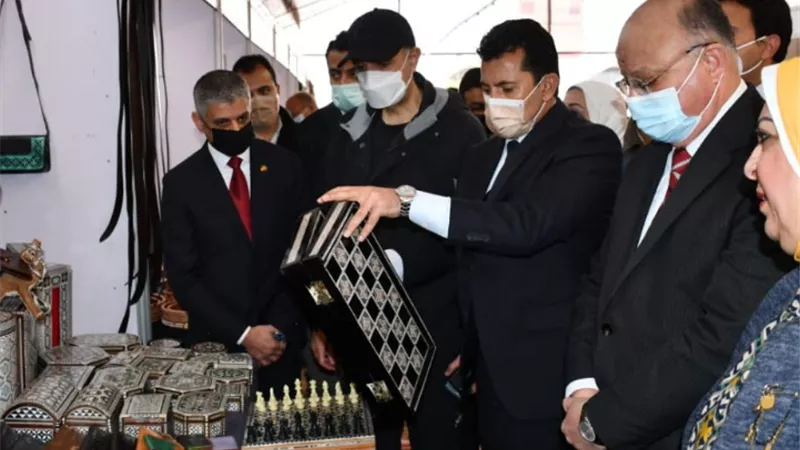 وزير الرياضة ومحافظ القاهرة وسفير البحرين يفتتحون معرضاً لمنتجات الشباب اليدوية بالجزيرة
