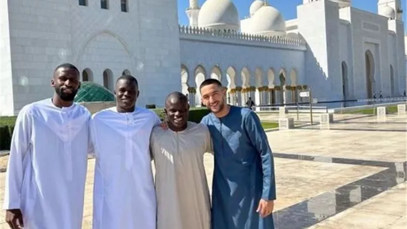 مونديال الاندية: بالجلباب.. بعض لاعبي تشيلسي يؤدون الصلاة في مسجد الشيخ زايد