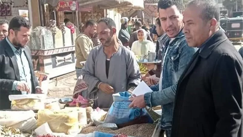 ضبط وإعدام ٣٠ كجم شيبسي و١٢ كجم توابل غير صالحة للاستهلاك باهناسيا