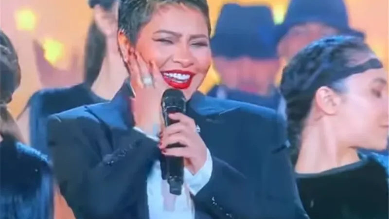 شاهد.. شيرين عبد الوهاب ترتدي بدلة رجالي 