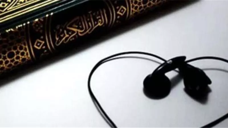هل يصح سماع القرآن أثناء العمل؟