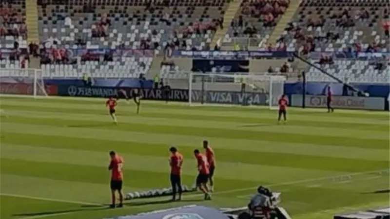 فيديو .. مؤازرة جماهيرية اثناء احماء لاعبى الاهلى قبل مواجهة الهلال السعودى