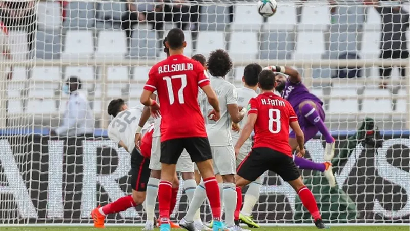 الشوط الاول .. الاهلى يسيطر ويسجل ثلاثية فى شباك الهلال .. والبرونزية تقترب.. بالصور