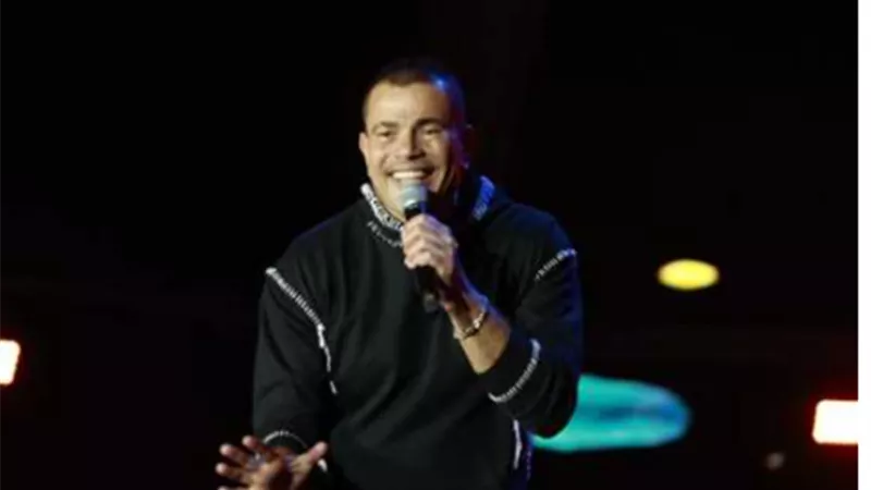 عمرو دياب يشارك جمهوره بفيديو من حفله الاخير.. فيديو