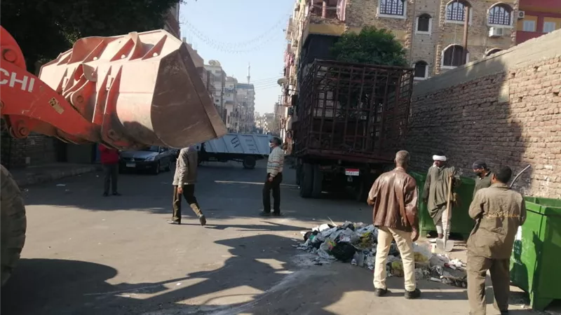 رئيس مدينة الأقصر يقود حملات نظافة بالشوارع