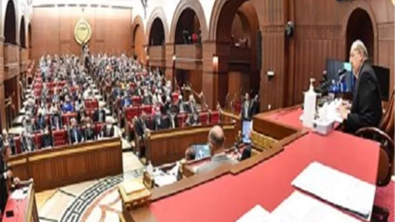 الشيوخ يفتتح الجلسة العامة ويستكمل مناقشة قانون العمل