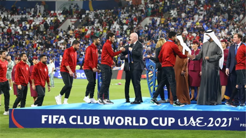 بالصور.. إنفانتينو يسلم لاعبي الأهلي الميداليات البرونزية في كأس العالم للأندية