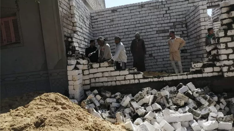 ايقاف حالتى بناء فى المهد بالمنيا