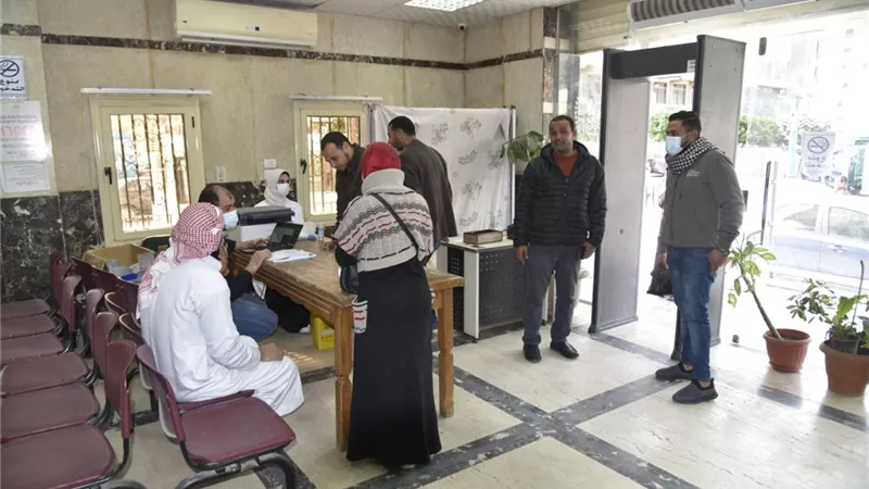 فريق طبي متنقل لتطعيم العاملين بمحافظة مطروح بلقاح كورونا