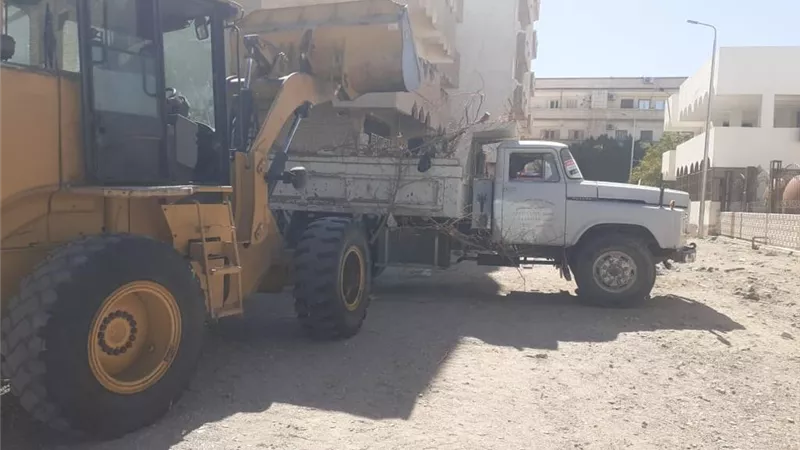 رفع ١٠ أطنان من الأتربة والمخلفات الصلبة بمدينة سفاجا