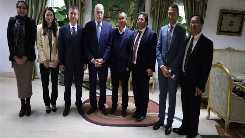 فودة يلتقي رئيس إحدى الشركات الصينية الكبرى العاملة داخل مصر في إطار الاستعداد لمؤتمر قمة المناخ بشرم الشيخ