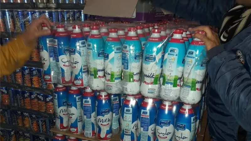 تموين العاشر يضبط ٣٦٠ لتر لبن و١٠٠٠ زجاجة مياة مجهولين المصدر ومحاضر مخالفات