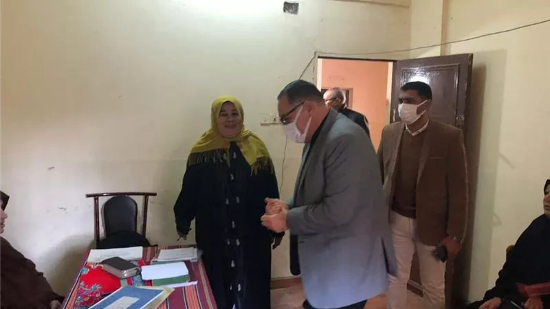 محافظ الشرقية يُفاجئ العاملين بالوحدة المحلية بالقطاوية