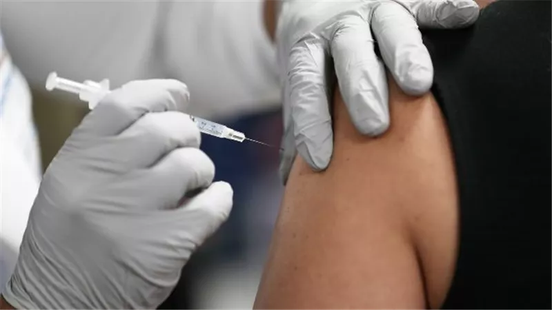 السويد تدعو كبار السن للحصول على جرعة لقاح رابعة ضد كورونا
