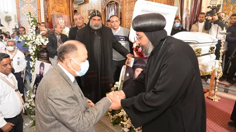 محافظ أسيوط يقدم العزاء ويشهد صلاة جنازة الانبا لوكاس أسقف ايبارشية أبنوب والفتح وأسيوط الجديدة