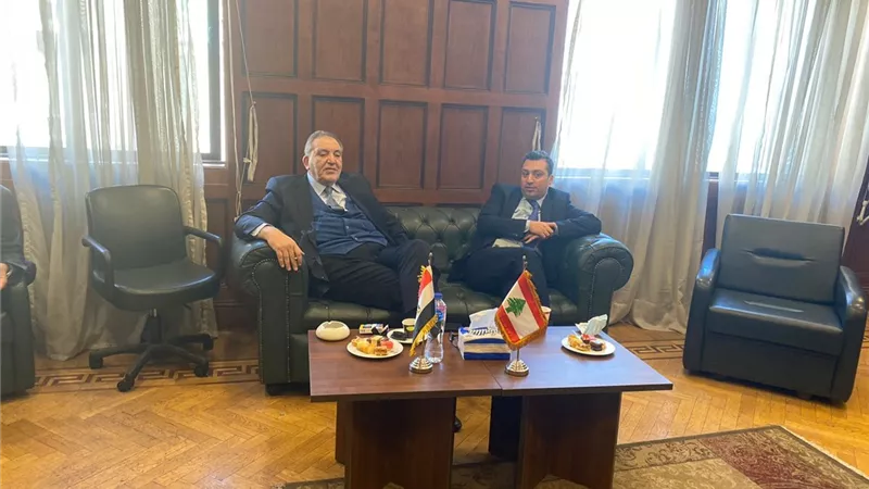 رئيس الغرفة التجارية بالأسكندرية يبحث التعاون مع قنصل لبنان