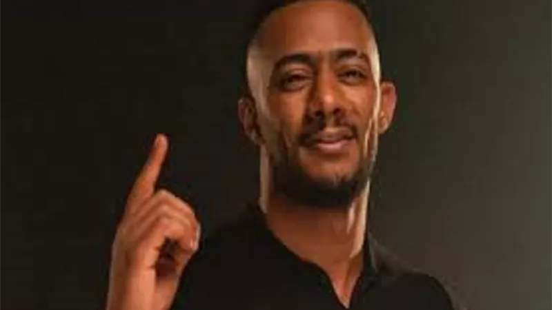 محمد رمضان وسط جمهوره خلال تصوير 