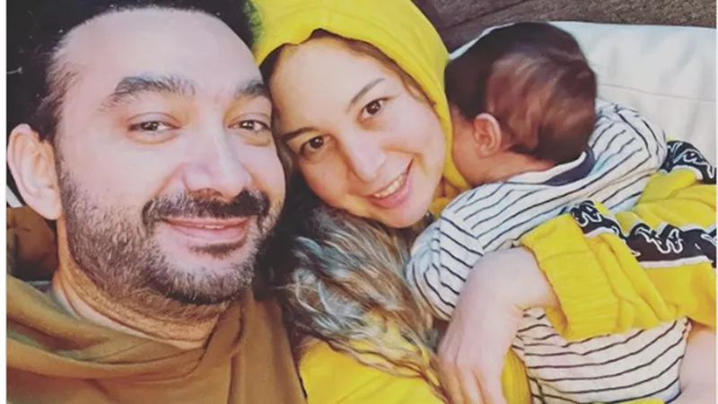 نادر حمدى يحتفل بعيد الحب برفقة زوجته وابنه