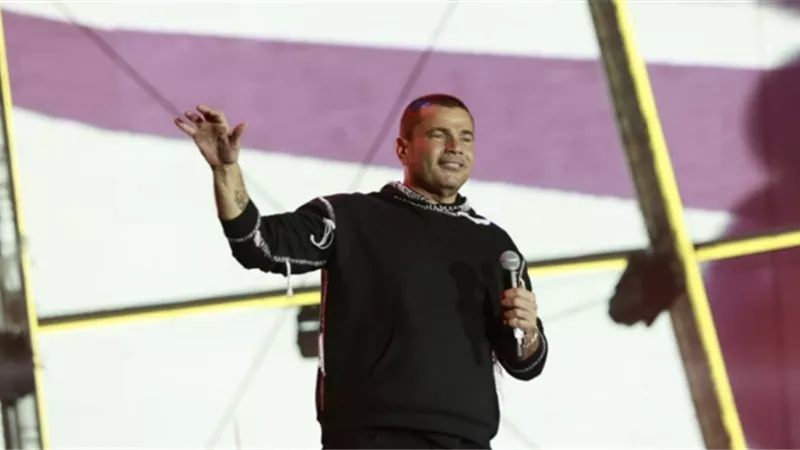 أول تعليق من عمرو دياب على اندماج طفل بحفلته الاخيرة.. فيديو