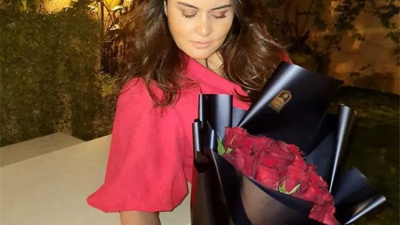 بالأحمر.. اطلالة مميزة لـ 