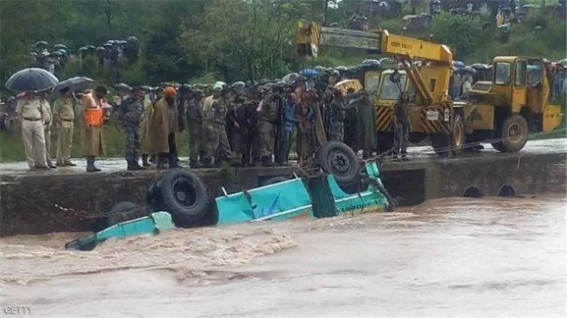مقتل وإصابة 19 شخصا جراء سقوط شاحنة في نهر بالهند