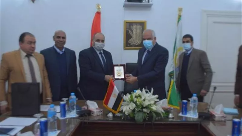 محافظ الجيزة يستقبل نقيب الأطباء بالمحافظة لبحث الأمور المتعلقة بالخدمات الطبية