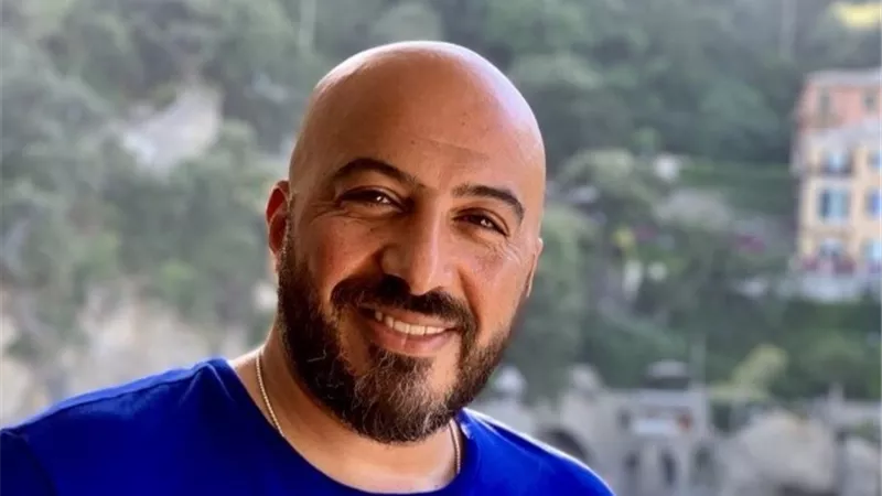 مجدى الهوارى ينشر صورة مع فريق عمل 