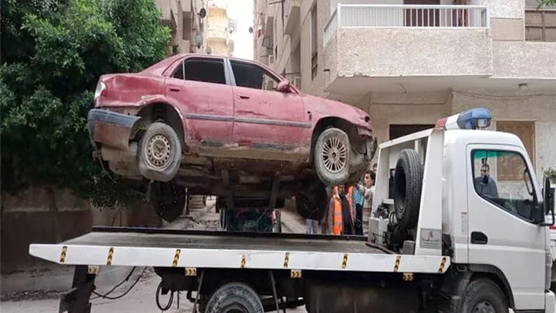 متروكة ومتهالكة.. الداخلية: رفع 102 سيارة من الشوارع
