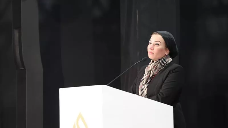 إنتاج الكهرباء من الطاقة الشمسية والرياح .. البيئة تكشف عن جهود الدولة للحد من التلوث