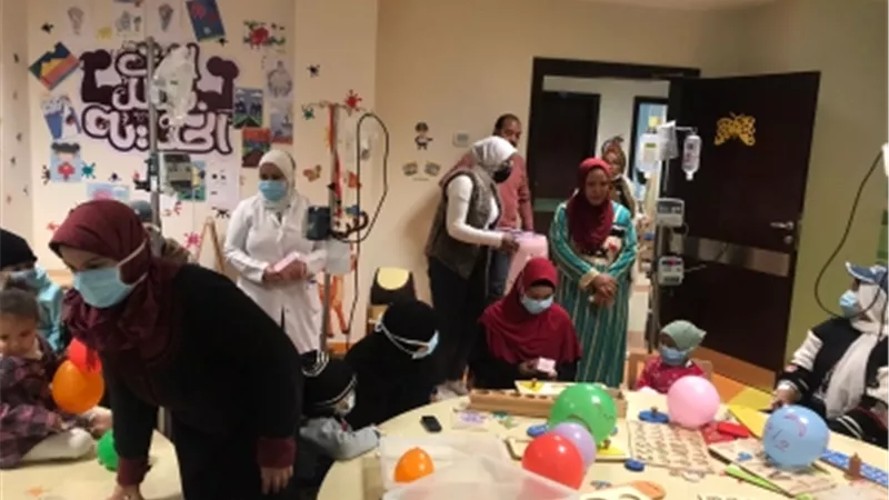 «بالحب اتجمعنا» ... أطباء مستشفي شفاء الاورمان بالأقصر يرسمون البهجة على وجوه الأطفال المرضى فى عيد الحب