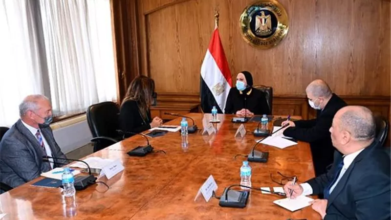 وزيرة التجارة تبحث مع البنك الدولي سبل تحقيق التنمية المستدامة في ضوء التغيرات المناخية