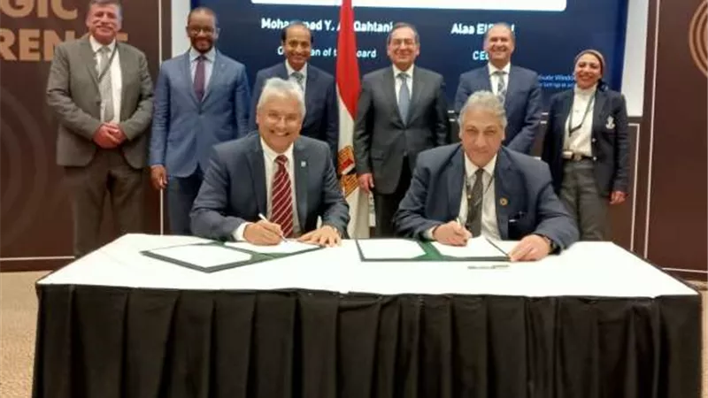 البترول توقع اتفاقيات مع أرامكو لتنفيذ مجمع بتروكيماويات بمحور قناة السويس