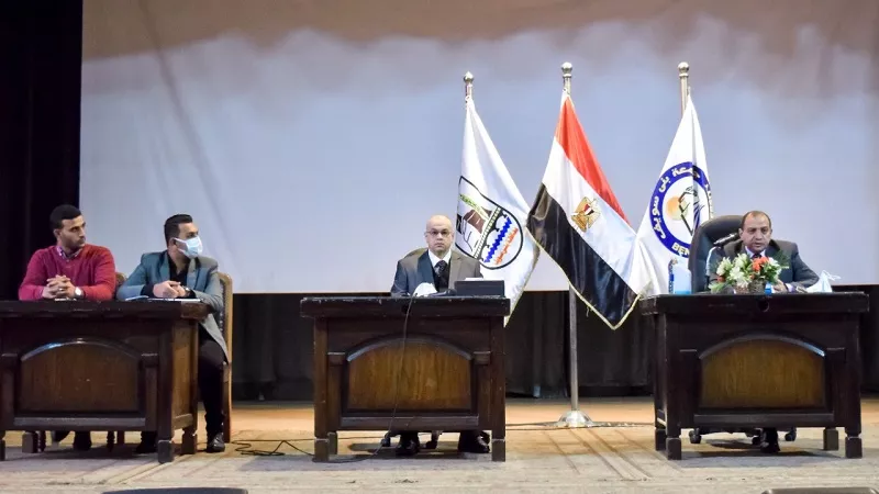 رئيس جامعة بني سويف يلتقي بأعضاء اتحادات الطلاب