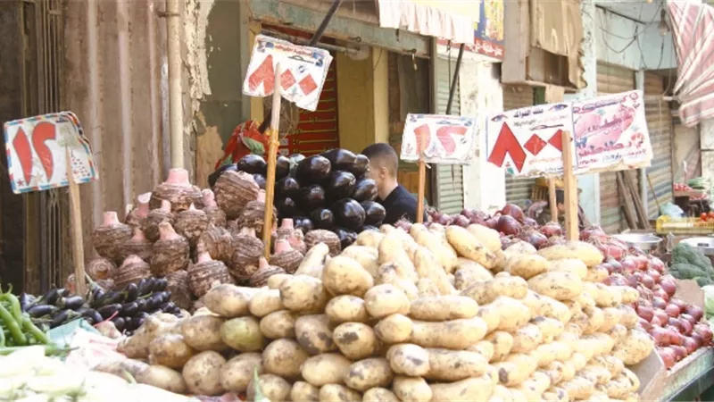 الاحتكار والتجار.. وراء فوضي الأسعار .. غالبية الباعة تحدوا العقوبات والرقابة غائبة
