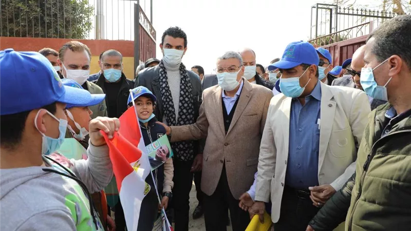 لتنمية روح الانتماء والولاء محافظ المنيا يصطحب طلاب المدارس فى جولة بمشروعات حياة كريمة بالقرى