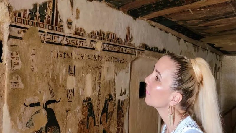 بعد هرم خوفو وشامبليون.. المطربة الأمريكية تابيثا ليبيك تصور كليب جديد في معبد آمون.. صور