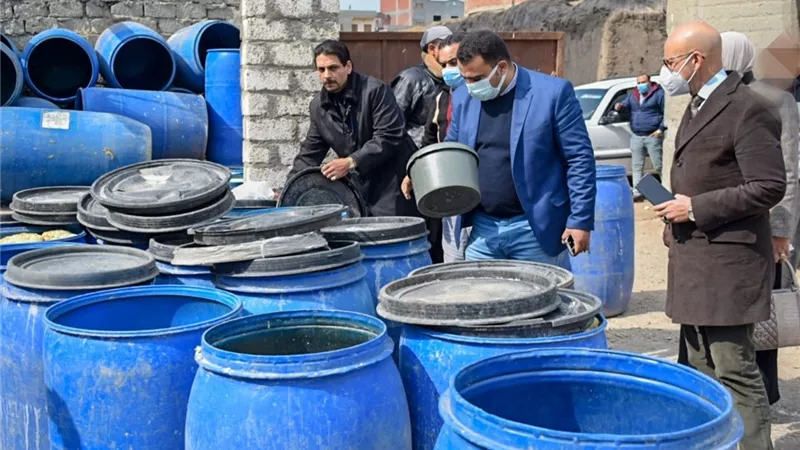 وكيل وزارة الصحة يضبط ويعدم ١٦ طن مخللات وبغلق مصنعين بديرب نجم