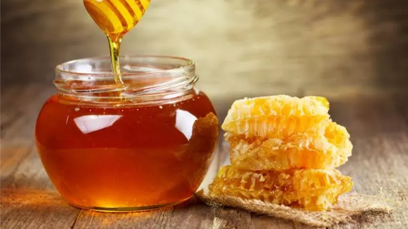 6 فوائد لتناول العسل بالماء الدافئ تعرفي عليها