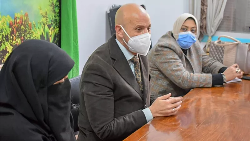 صرف مكافأة لمراقبين صحيين لأدائهما المتميز فى الشرقية