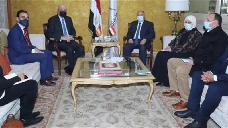 وزير النقل يبحث مع السفير الاسباني موقف المشروعات المشتركة فى السكة الحديد والمترو