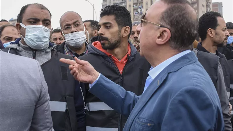 محافظ الإسكندرية يأمر بإيقاف مسئولي الإشغالات بحي شرق وإحالتهم للتحقيق الفوري