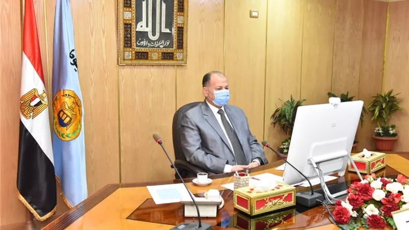 محافظ أسيوط يشارك في اجتماع رئيس الوزراء مع المحافظين عبر الفيديو كونفرانس