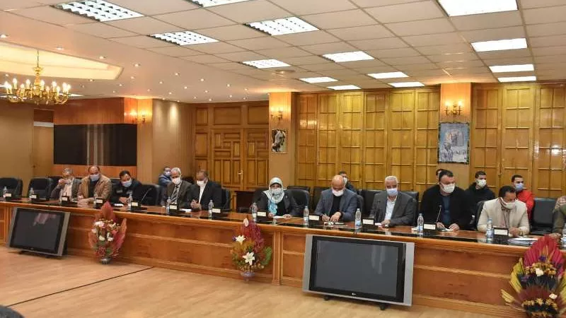 محافظ الشرقية : لن أسمح بوضع طوبة على الأرض الزراعية