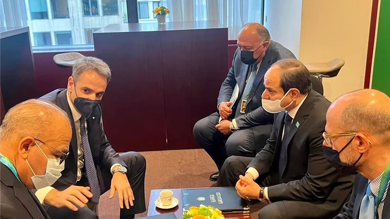 الرئيس السيسي يلتقي رئيس وزراء اليونان ويشيد بالعلاقات المتميزة بين البلدين