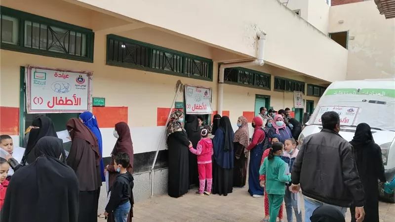 علاج ٢٠٠٨ مواطنين بالمجان في قافلة طبية بدمياط