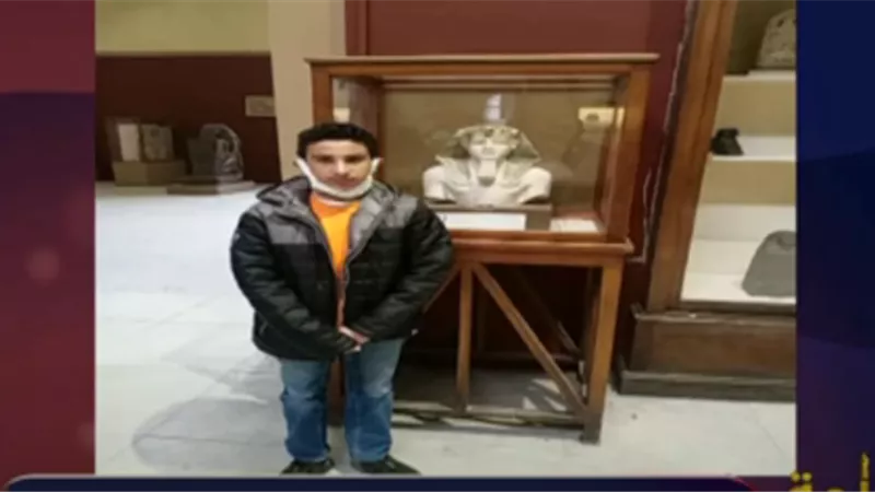 يوسف حواس .. طفل 14 عامًا يشرح لزوار المتحف المصري المعالم الأثرية.. فيديو