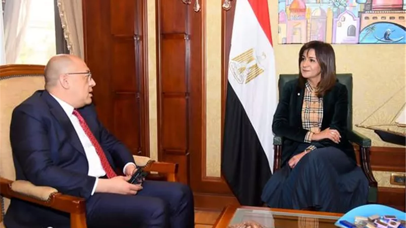 السفيرة نبيلة مكرم: نسعى للاستفادة من تجربة دولة الفلبين في التعامل مع العمالة بالخارج