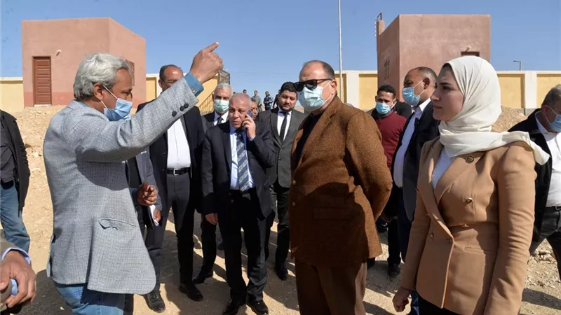 محافظ أسيوط ورئيس هيئة تنمية الصعيد يتفقدان مجزر الماشية والسوق العمومي بالكوم الأحمر ..صور
