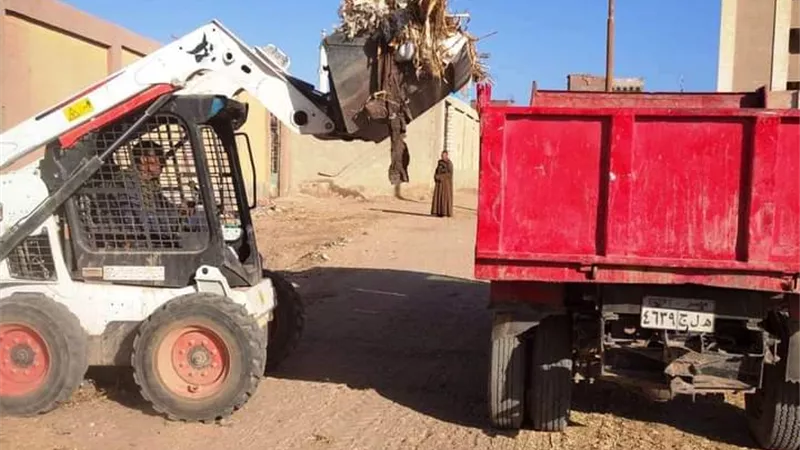 رفع 528 طن قمامة ومخلفات صلبة خلال أسبوع في سوهاج..صور