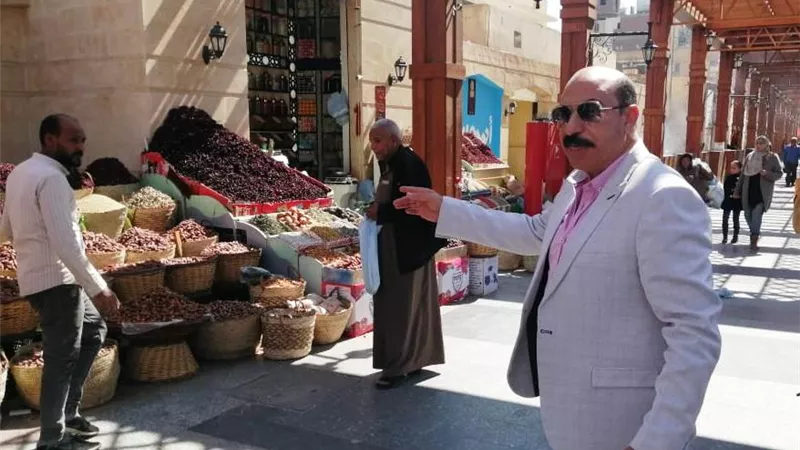 محافظ أسوان يعزل رئيس حى غرب ويغلق 4 محلات وبازارات مخالفة..صور